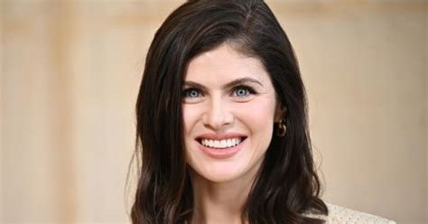 Alexandra Daddario Flaunts Fit Physique in Cheeky。